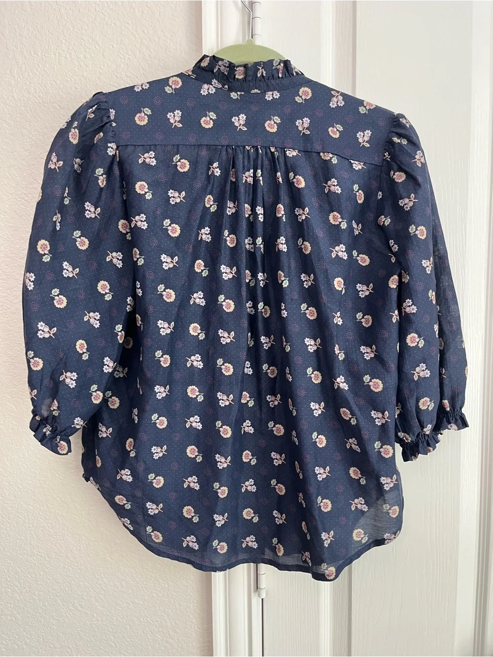 M.A.B.E Dulce Top Navy Blue Floral Button-Front Blouse size small - Picture 4 of 8